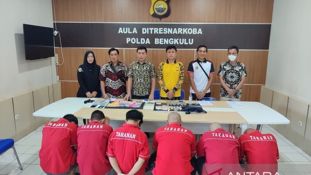 Polda Bengkulu berhasil menangkap enam tersangka kasus narkoba jenis sabu dengan barang bukti mencapai 100 gram lebih, empat di antaranya merupakan residivis.