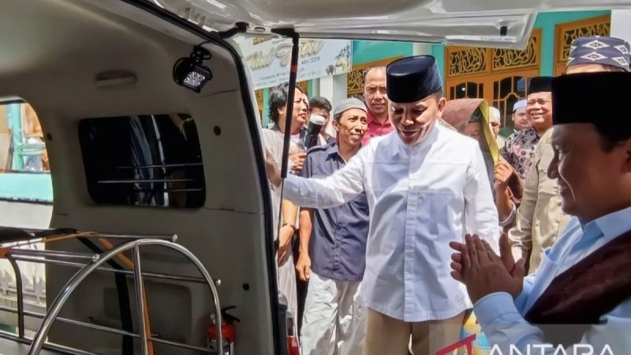 Gubernur Kalimantan Tengah, Agustiar Sabran, menyerahkan dua ambulans untuk meningkatkan layanan kesehatan dan pemakaman di permukiman padat penduduk Palangka Raya, Jumat (16/5).