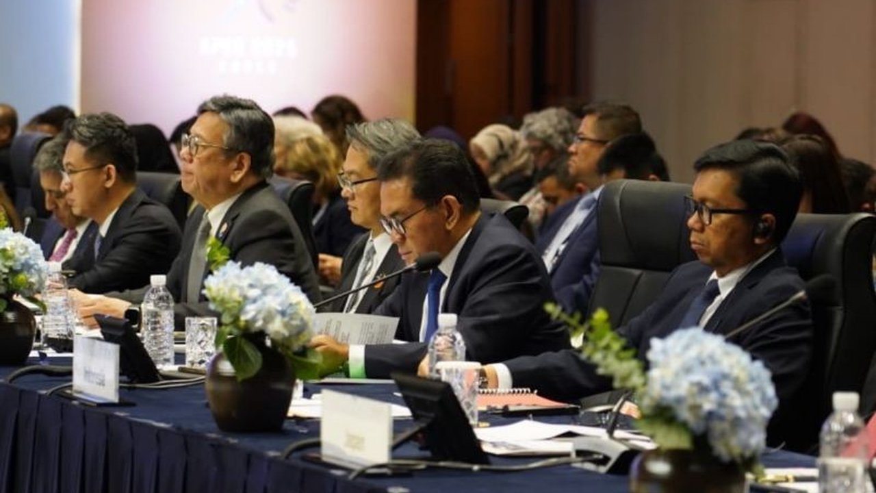 Menteri Perdagangan RI, Budi Santoso, membahas tiga isu utama dalam APEC MRT 2025 di Jeju, Korea Selatan: inovasi perdagangan berbasis kecerdasan buatan, sistem perdagangan multilateral, dan perdagangan berkelanjutan.