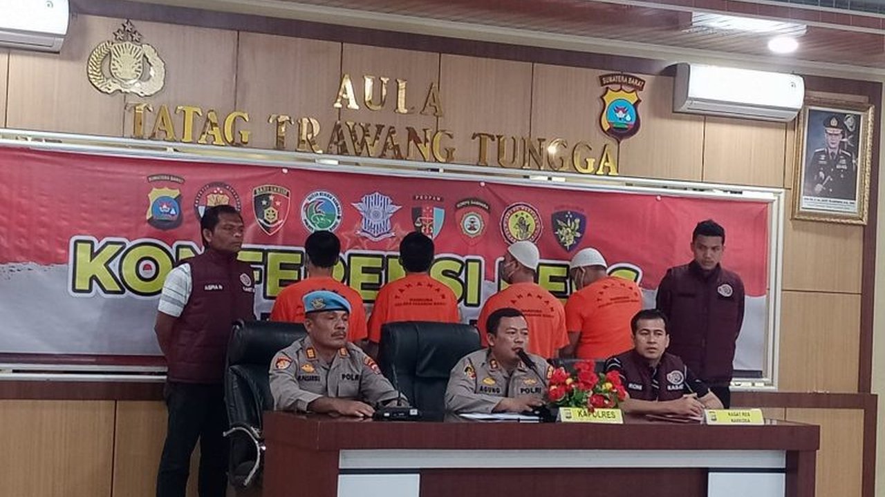 Kepolisian Resor Pasaman Barat berhasil menangkap empat tersangka pengedar sabu seberat 273,11 gram di tiga lokasi berbeda, dengan jaringan yang berbeda pula.