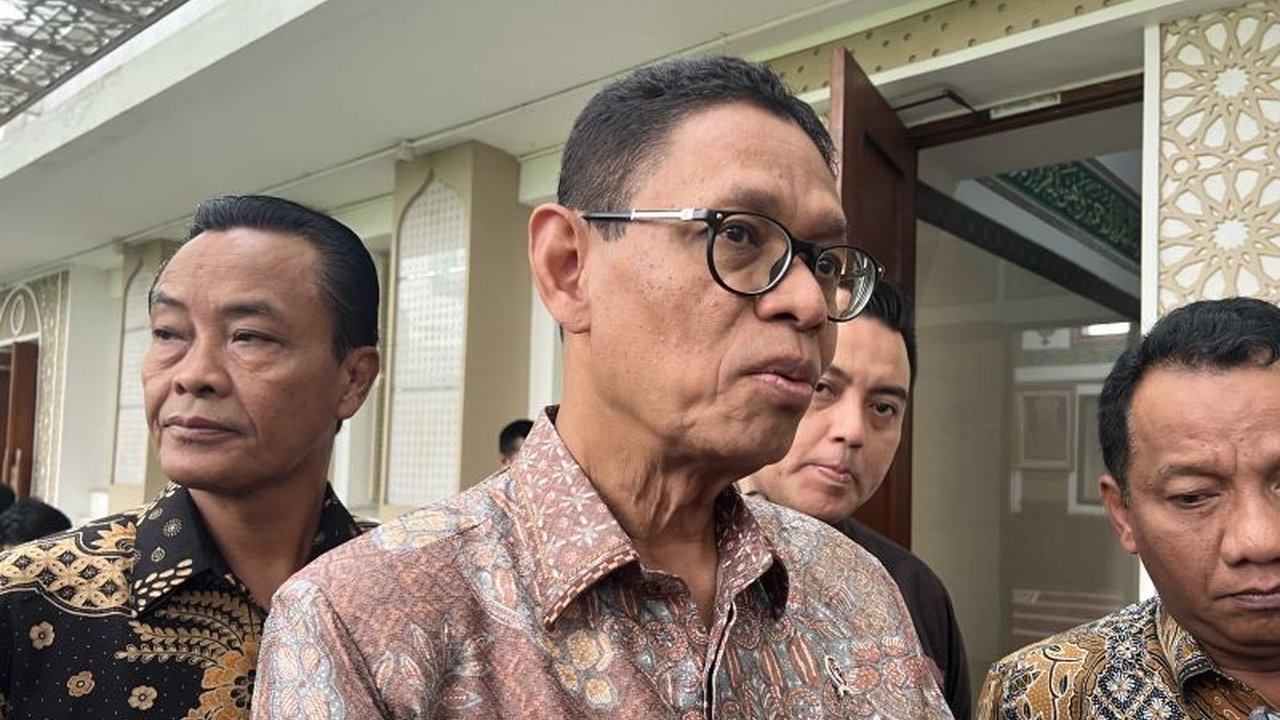 Wakil Menteri ESDM, Yuliot Tanjung, mengumumkan bahwa perusahaan baterai raksasa China, CATL, menargetkan dimulainya produksi baterai kendaraan listrik di Indonesia pada Maret 2026.