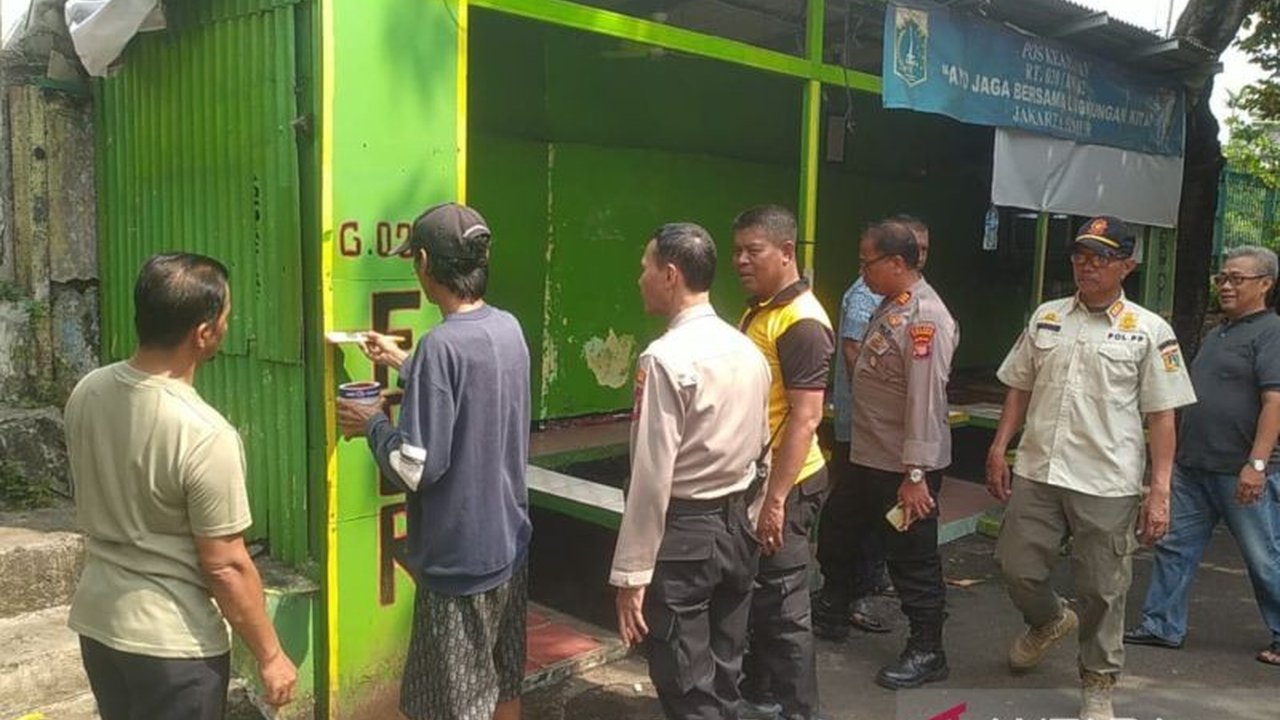Polda Metro Jaya berkolaborasi dengan pihak terkait membersihkan dan mengubah posko ormas di Matraman, Jakarta Timur, menjadi pos kamling untuk meningkatkan keamanan dan ketertiban.
