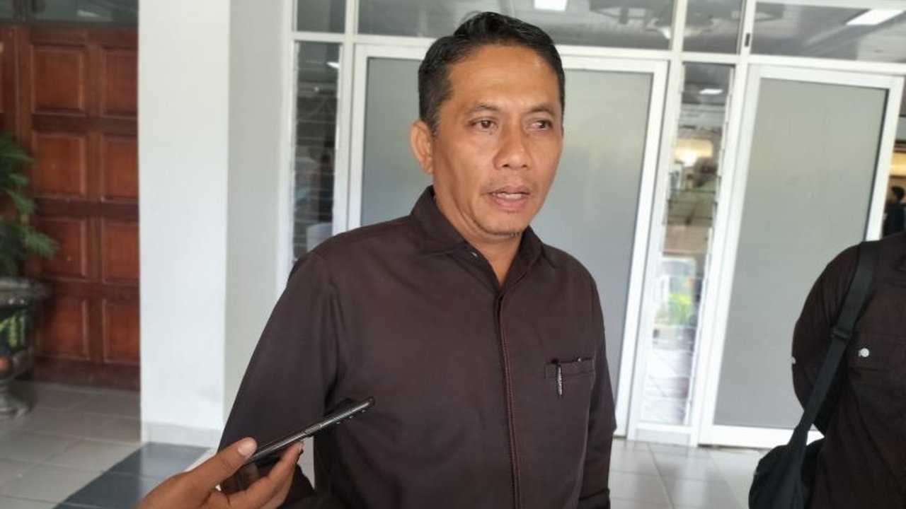 Wakil Ketua DPRD Sumbar meminta pemerintah provinsi untuk menindak tegas objek wisata ilegal di TWA Mega Mendung pasca banjir bandang, meskipun kewenangan berada di BKSDA.