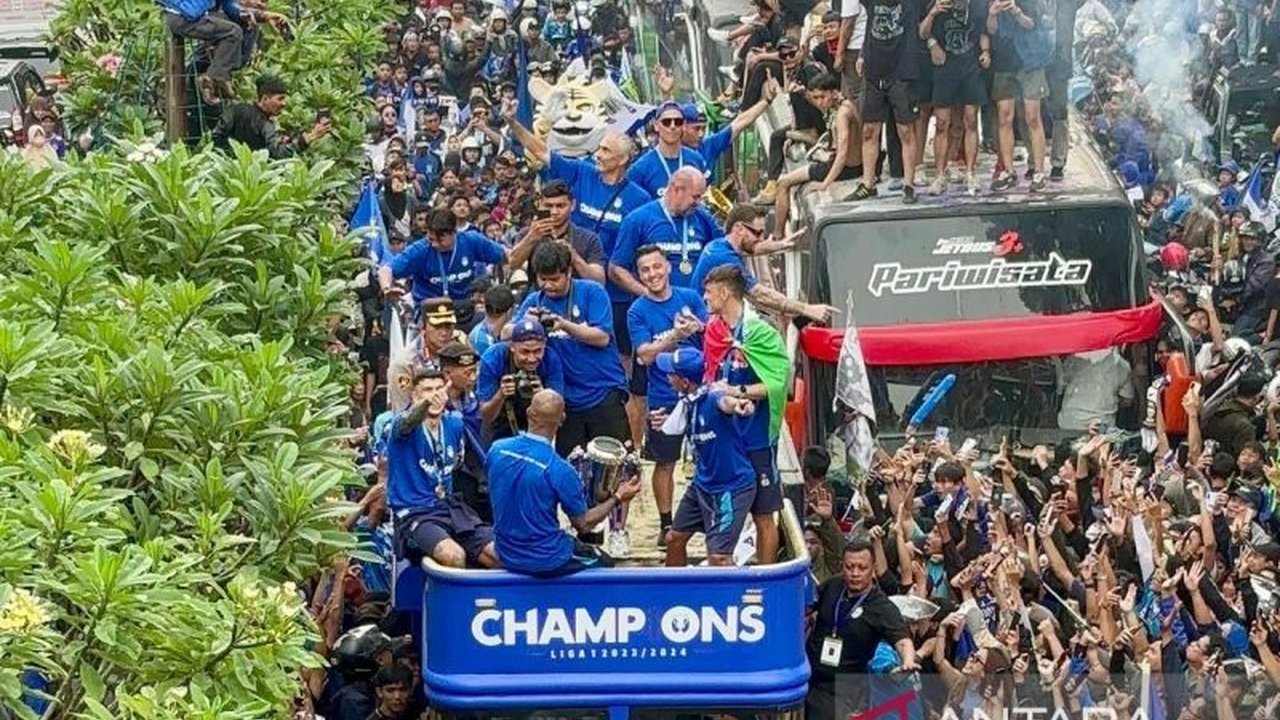 Wali Kota Bandung memastikan pawai juara Persib akan dimulai dari Balai Kota menuju Gedung Sate pada 25 Mei 2025, dengan imbauan agar Bobotoh merayakan kemenangan dengan tertib.