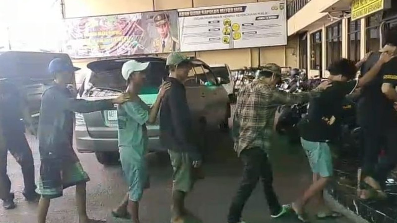 Polisi Metro Tamansari amankan 11 juru parkir liar dan 'Pak Ogah' di beberapa titik di Tamansari, Jakarta Barat, merespon keluhan warga atas praktik pungli yang meresahkan.