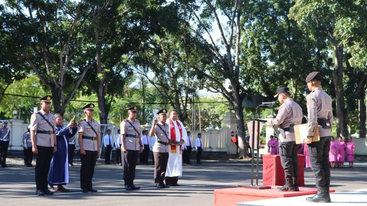 Kapolres Manggarai Barat, NTT, AKBP Christian Kadang, meminta jajarannya yang baru dilantik untuk menjalankan tugas dengan penuh tanggung jawab, terutama dalam menjaga keamanan Labuan Bajo sebagai destinasi wisata premium.
