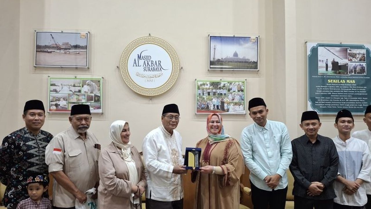 Prof. Mariam Ait Ahmad dari Universitas Ibnu Tufail, Maroko, terkesan dengan keindahan arsitektur Masjid Al-Akbar Surabaya dan semangat toleransi antarumat beragama di Indonesia.