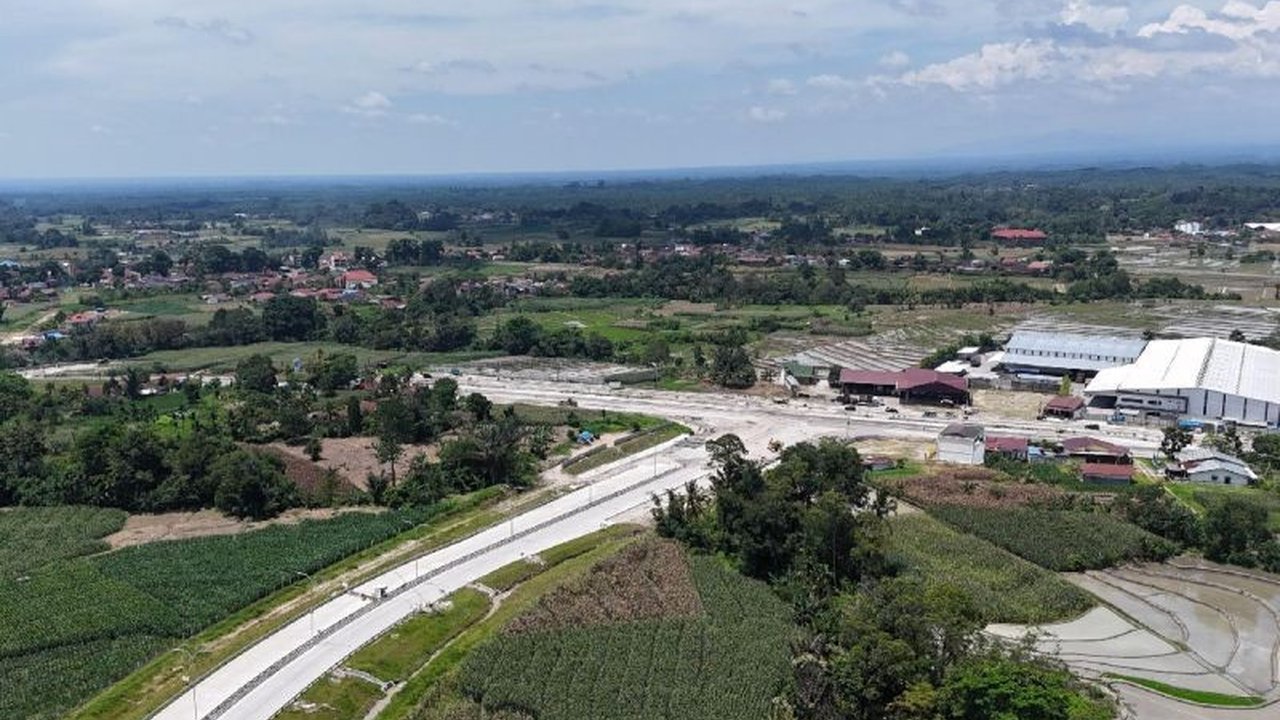 Proyek Tol Sinaksak-Simpang Panei di Sumatera Utara telah mencapai kemajuan konstruksi hingga 95 persen dan ditargetkan rampung pada September 2025, memberikan akses lebih cepat ke Danau Toba.