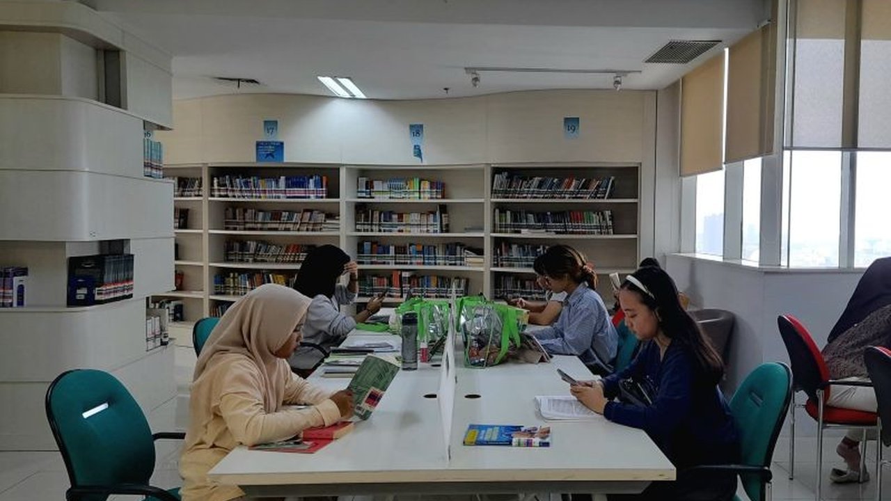 Wakil Menteri Pendidikan, Kebudayaan, Riset, dan Teknologi (Wamendikbudristek) meluncurkan program KKN Tematik Literasi untuk meningkatkan minat baca masyarakat Indonesia yang masih rendah dan memperluas peran perpustakaan.