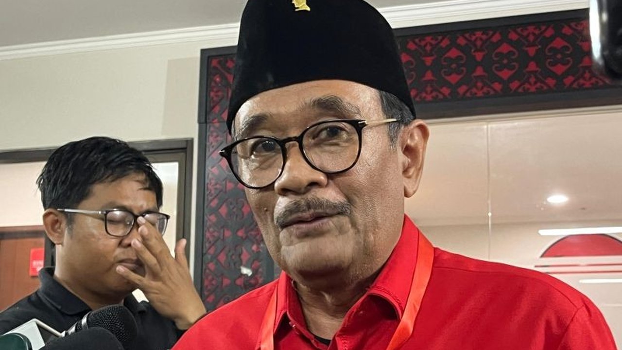 Djarot Saiful Hidayat dari PDIP menanggapi santai wacana Jokowi menjadi Ketua Umum PSI, menekankan bahwa itu merupakan urusan internal partai dan tidak perlu campur tangan dari PDIP.