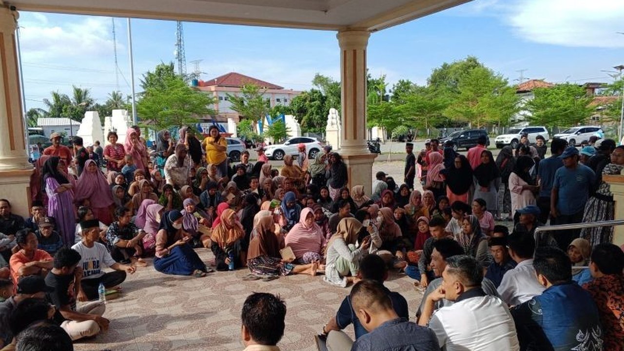 Program normalisasi Kali Sukadana, Kota Serang, menuai penolakan warga terdampak yang menolak relokasi ke rusunawa dan meminta kompensasi dari pemerintah.