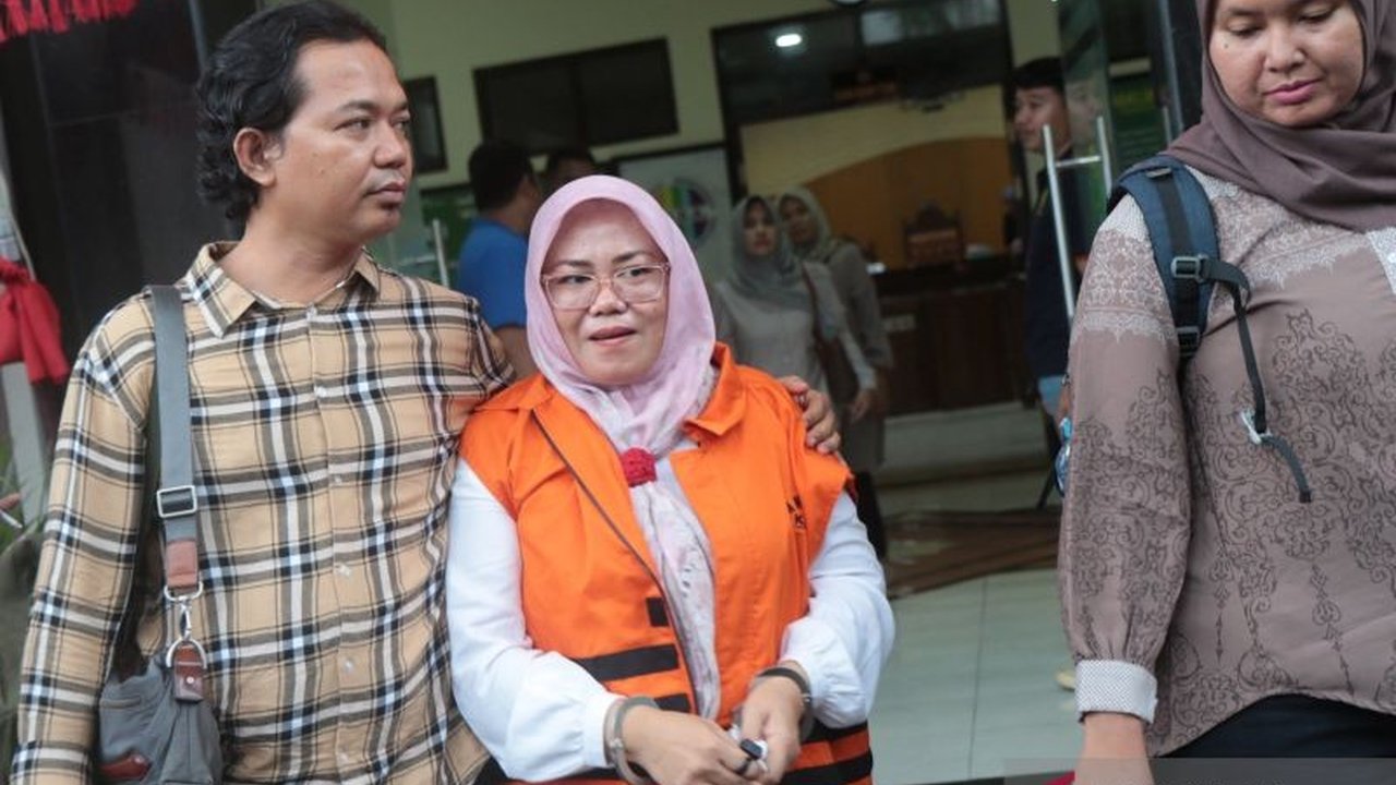 Pejabat Pembuat Komitmen (PPK) proyek shelter tsunami Lombok Utara, Aprialely Nirmala, dituntut 6 tahun penjara dan denda Rp300 juta oleh Jaksa KPK karena korupsi yang merugikan negara Rp18,46 miliar.