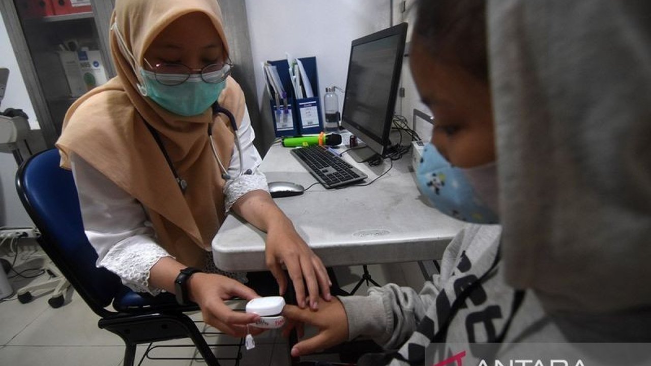 Kementerian Kesehatan (Kemenkes) berkomitmen membuka ruang dialog dan kolaborasi untuk memperbaiki sistem kesehatan nasional, menanggapi surat terbuka dari guru besar FKUI terkait reformasi sistem kesehatan.