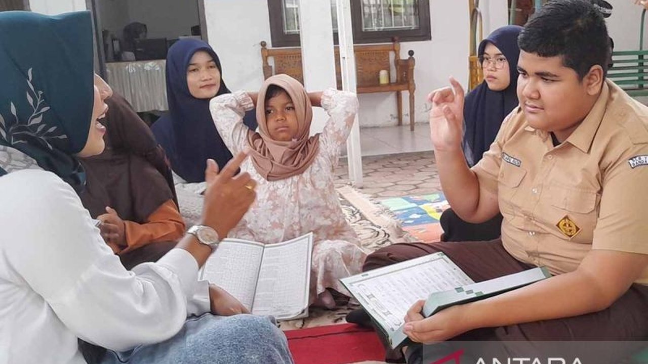 Sekolah Luar Biasa (SLB) di Banda Aceh menerapkan metode pengajaran Al-Quran dengan bahasa isyarat khusus, memberdayakan siswa tunarungu dan melengkapi pendidikan vokasional untuk masa depan mereka.