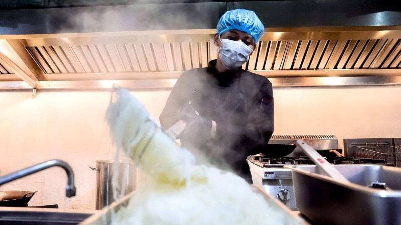 Program Makan Bergizi Gratis (MBG) tak hanya memberi makan, tetapi juga memberdayakan warga binaan Lapas Sukamiskin melalui pelatihan dan sertifikasi keahlian memasak, meningkatkan produktivitas dan keterampilan mereka.