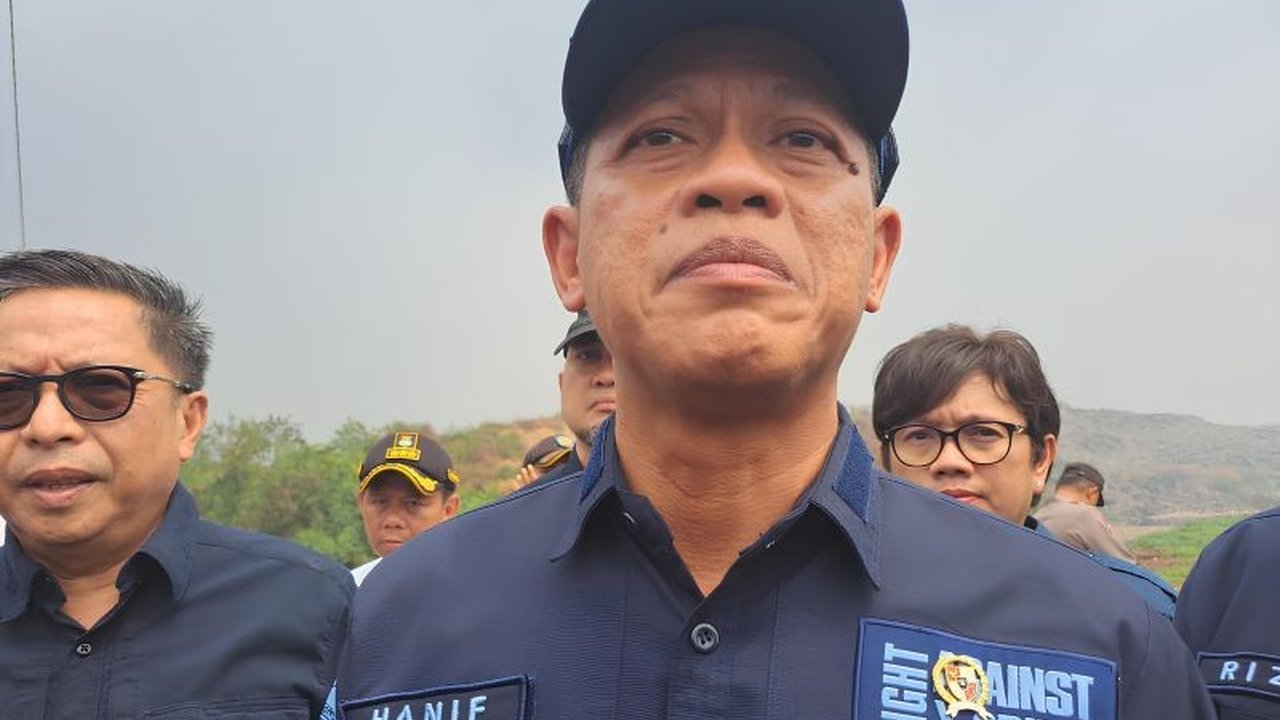 Menteri Lingkungan Hidup akan memanggil Bupati Tangerang, kepala dinas terkait, dan pengelola TPA Jatiwaringin untuk menjelaskan pencemaran Kali Cirarab akibat limbah B3.
