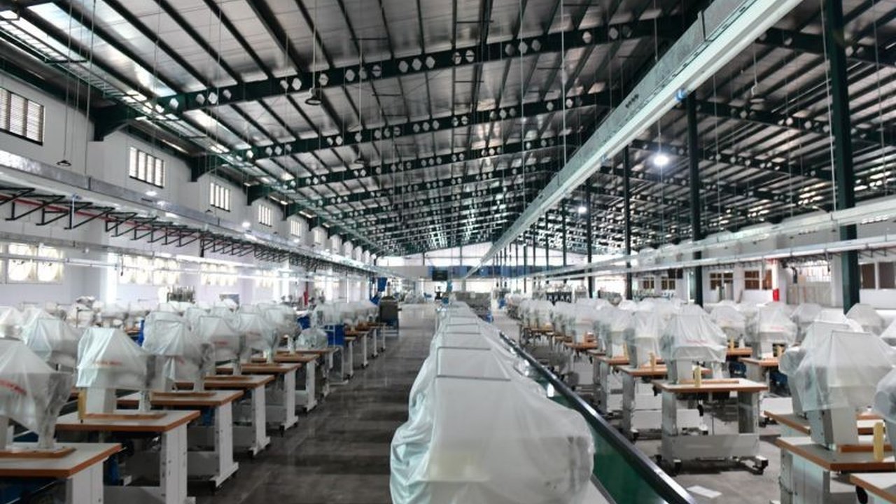 Pabrik sepatu baru di Krangkeng, Indramayu, akan memprioritaskan warga lokal dalam rekrutmen 18.000 tenaga kerja pada Juni 2025, sekaligus mendorong pertumbuhan ekonomi daerah.