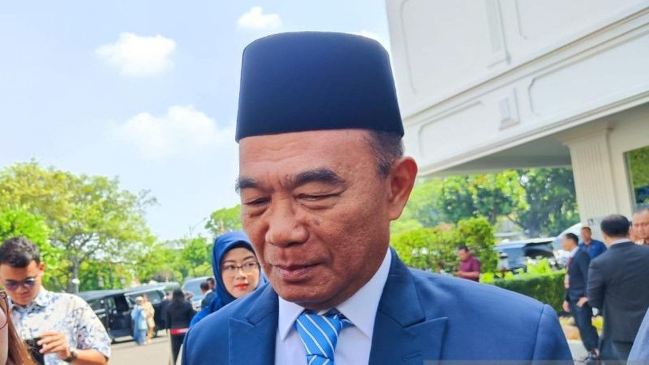 Rapat Umum Pemegang Saham Tahunan (RUPST) PT Bank Syariah Indonesia Tbk (BSI) menghasilkan perubahan signifikan dalam susunan direksi dan komisaris, dengan Muhadjir Effendy sebagai Komisaris Utama dan Anggoro Eko Cahyo sebagai Direktur Utama.