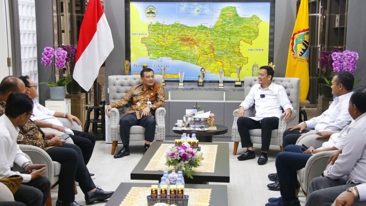 Gubernur Jawa Tengah mendorong Solo Raya Great Sale 2025 sebagai model pengembangan ekonomi aglomerasi di eks karesidenan lain, menekankan pentingnya kolaborasi antar daerah.