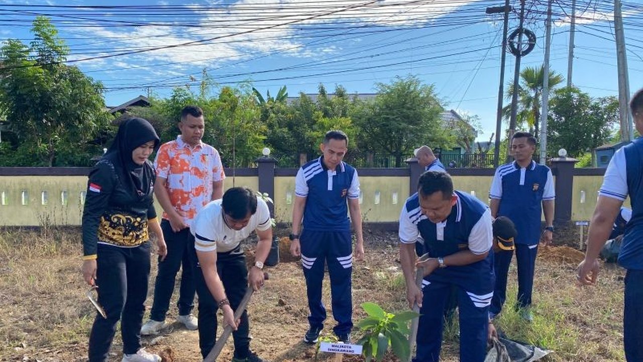 Polres Singkawang peringati HUT Bhayangkara ke-79 tahun 2025 dengan menanam beragam pohon buah untuk mendukung ketahanan pangan dan pelestarian lingkungan di Kota Singkawang.