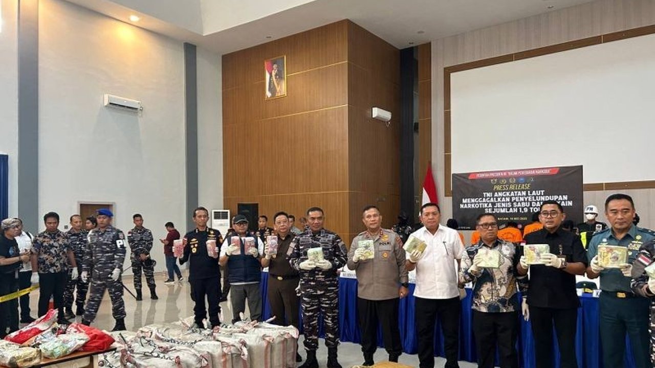 TNI Angkatan Laut berhasil menggagalkan penyelundupan 1,9 ton narkotika jenis sabu dan kokain di perairan Kepri, berkat kolaborasi dengan Polda Kepri, Bea Cukai, dan BNN.