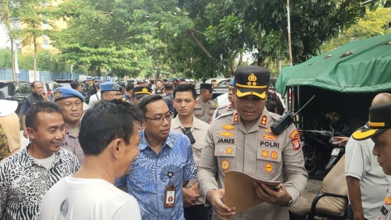 Polres Metro Jakarta Utara membongkar posko ormas ilegal di Pademangan yang diduga melakukan pungli parkir hingga Rp90 juta per bulan, delapan orang diamankan.