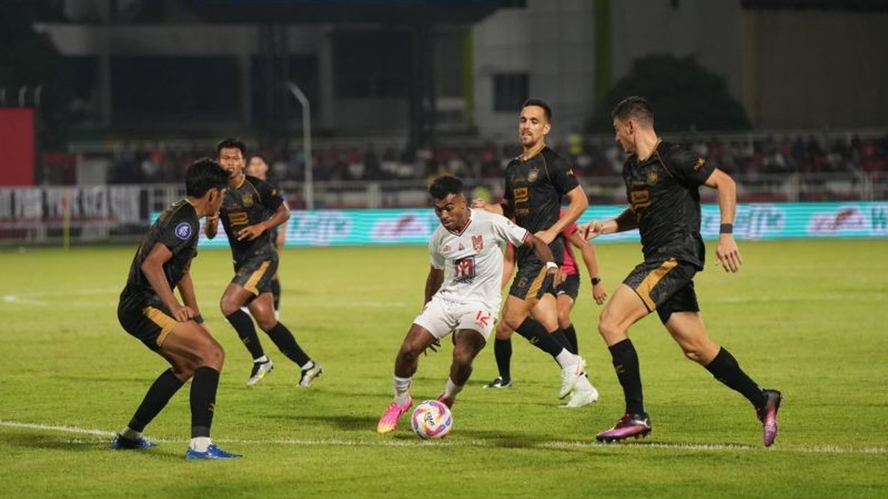Pelatih caretaker PSIS Semarang, Muhammad Ridwan, menolak mengaitkan keterlambatan gaji pemain dengan kekalahan timnya atas Malut United, menekankan fokus pada strategi dan performa lawan.