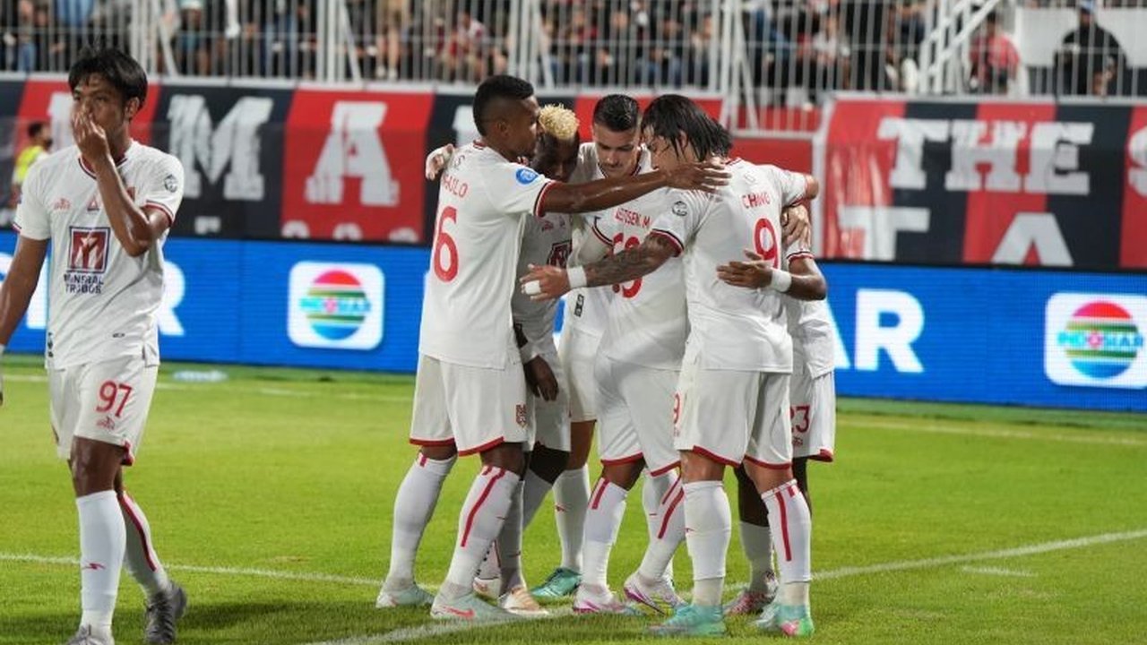 Malut United berhasil meraih kemenangan telak 5-1 atas PSIS Semarang di Stadion Gelora Kie Raha, Ternate, sebuah kemenangan yang dipersembahkan untuk masyarakat Maluku Utara.