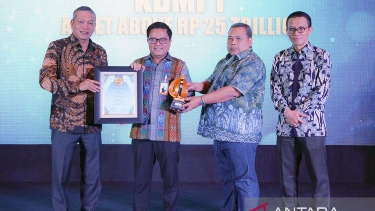 Bank Sumut, BPD Sumatera Utara, meraih penghargaan bergengsi 'Financial Regional Champion 2025' dan 'Golden Champion' dari Infobank, bukti kinerja keuangan yang konsisten dan gemilang selama lima tahun terakhir.