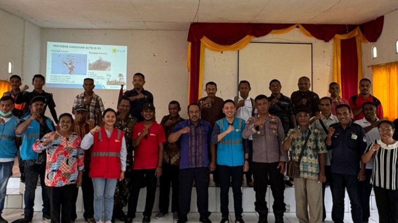 PLN UP3 Flores Timur sosialisasikan bahaya listrik dan pentingnya perabasan pohon untuk keselamatan warga dan keandalan jaringan listrik di Kecamatan Omesuri, Lembata, NTT.
