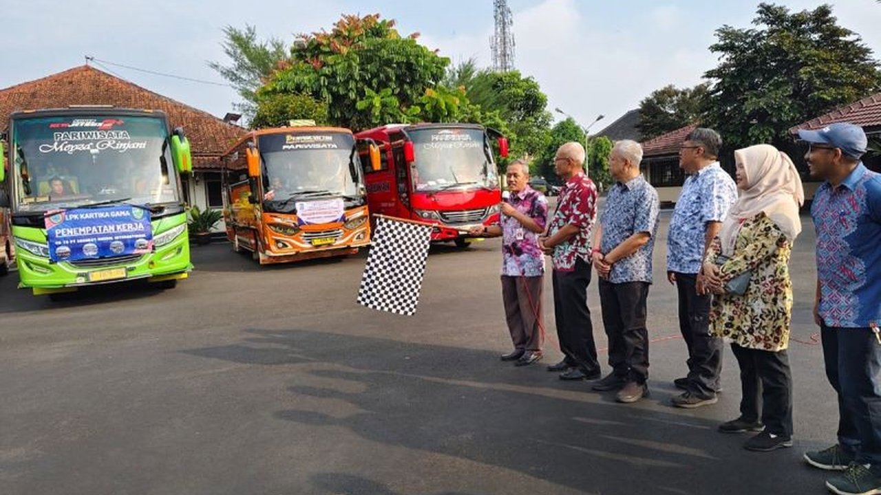 Pemerintah Kabupaten Purbalingga meluncurkan program 'Kepenak Ngodene' untuk memudahkan akses warga terhadap kesempatan kerja, dibuktikan dengan pelatihan dan penempatan kerja di perusahaan garmen.