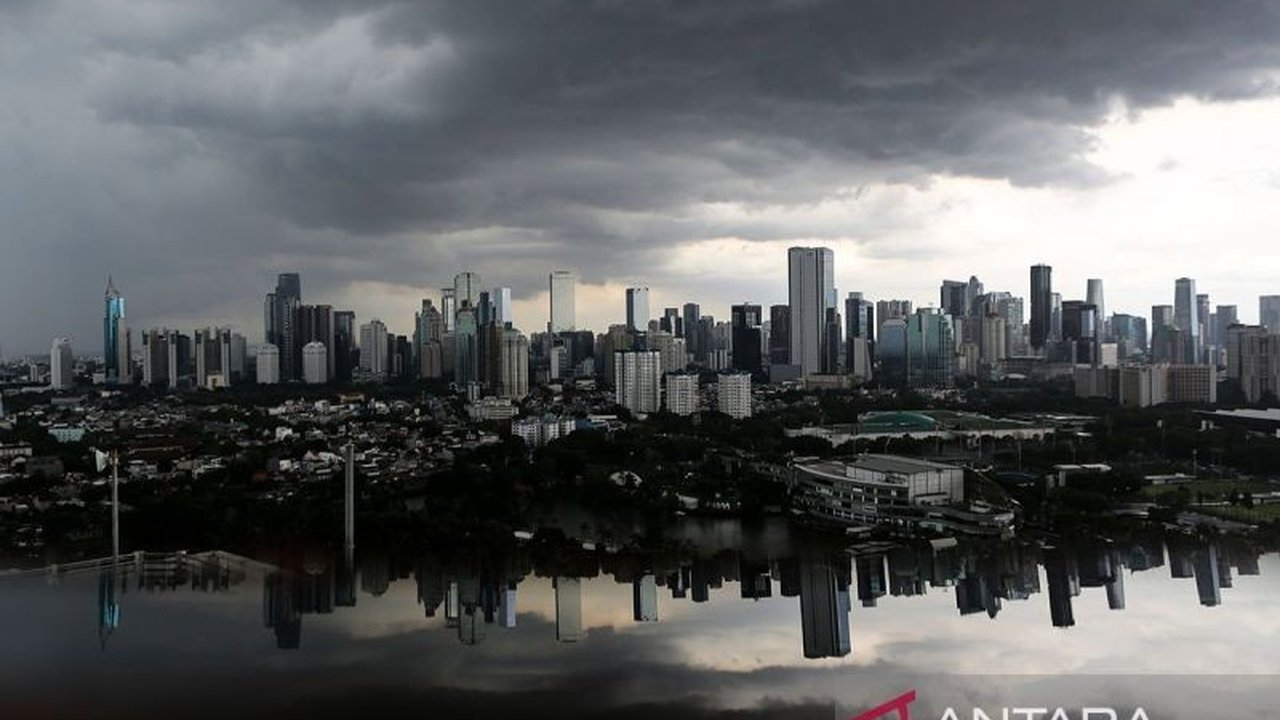 BMKG memprakirakan Jakarta akan berawan tebal Sabtu pagi, dengan potensi hujan ringan hingga petir di beberapa wilayah pada malam hari.