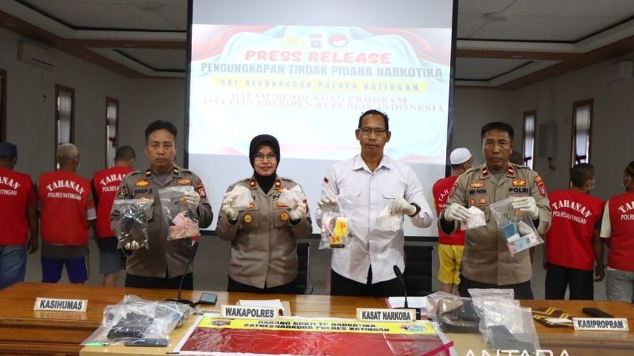 Satresnarkoba Polres Katingan mengungkap 25 kasus narkoba dengan 32 tersangka selama dua bulan terakhir, termasuk satu kasus yang melibatkan oknum kepala desa.