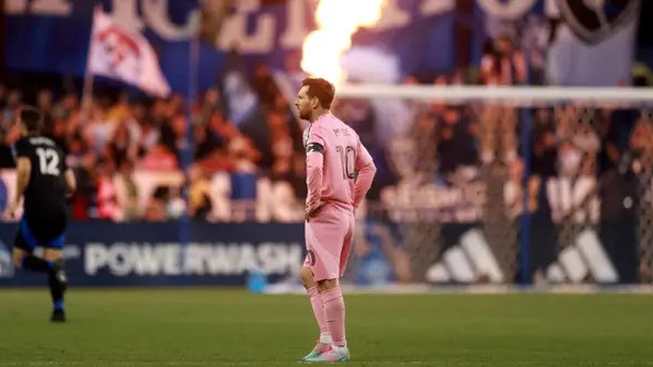 Lionel Messi #10 dari Inter Miami CF berdiri di lapangan setelah San Jose Earthquakes mencetak gol di PayPal Park pada Kamis WIB (15-5-2025) di San Jose, California. (Ezra Shaw/