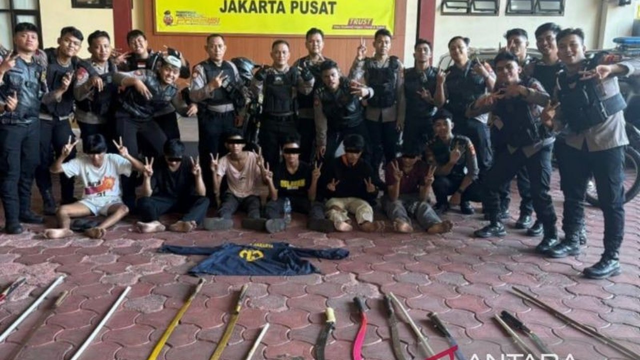 Enam remaja diamankan polisi di Senen, Jakarta Pusat, saat hendak tawuran; polisi menyita 10 senjata tajam dan akan menindak tegas pelaku kekerasan jalanan.