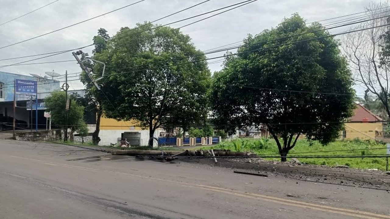 PT PLN ULP Baturaja bergerak cepat memperbaiki jaringan listrik yang terputus akibat tiang listrik patah di Simpang 3 Bakung setelah ditabrak truk, menyebabkan pemadaman di beberapa wilayah Kota Baturaja.