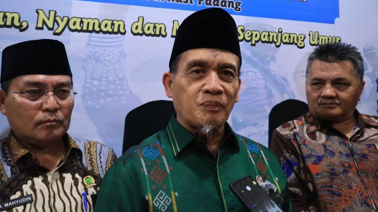 Wamenag memberikan kiat praktis agar jamaah haji tetap sehat selama di Tanah Suci, meliputi konsumsi air zamzam, pengaturan makanan, dan prioritas ibadah wajib.