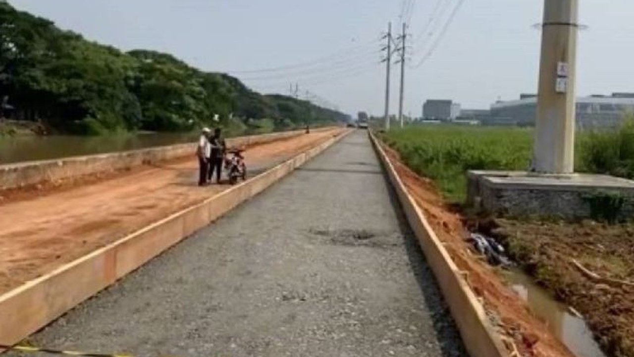 Dinas PUPR Kota Tangerang melanjutkan pembangunan jalan sepanjang 2,2 kilometer di sisi saluran Cisadane Barat untuk mengatasi kemacetan di Jalan Raya Bayur-Cadas, ditargetkan rampung tahun depan.