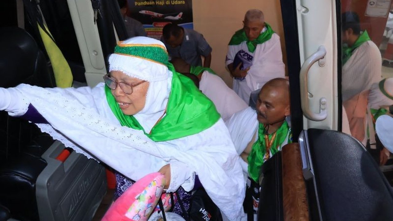 Wamenag meminta jamaah haji untuk melapor jika petugas PPIH tidak memberikan pelayanan yang baik, sebagai langkah pencegahan masalah seperti pemulangan petugas haji di tahun sebelumnya.