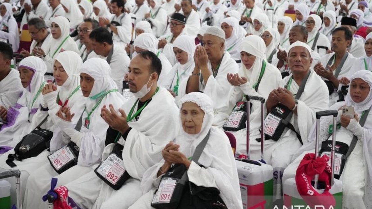 Jamaah Calon Haji Kloter 13 Embarkasi Medan memulai perjalanan suci mereka dengan mengenakan ihram di Asrama Haji, menandai dimulainya ibadah haji gelombang kedua.