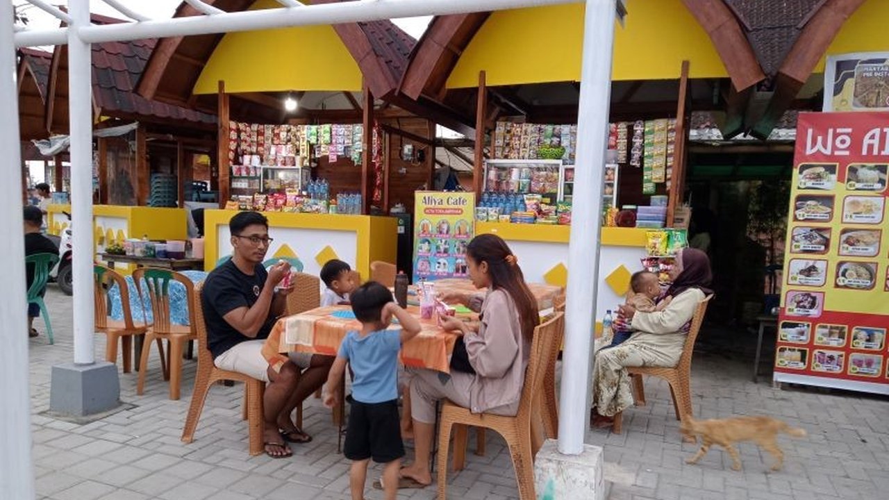 Pemerintah Kota Mataram berinisiatif mengembangkan Pantai eks Pelabuhan Ampenan menjadi destinasi wisata halal unggulan dengan sertifikasi halal bagi para pedagang dan peningkatan kualitas produk.