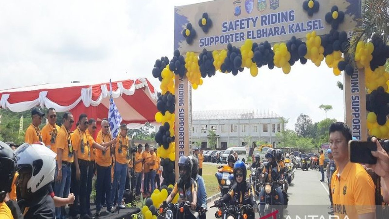 Irjen Pol Agus Suryonugroho lepas iring-iringan safety riding dalam pembentukan Elbhara Kalsel, mengajak suporter Bhayangkara FC untuk tertib berlalu lintas.