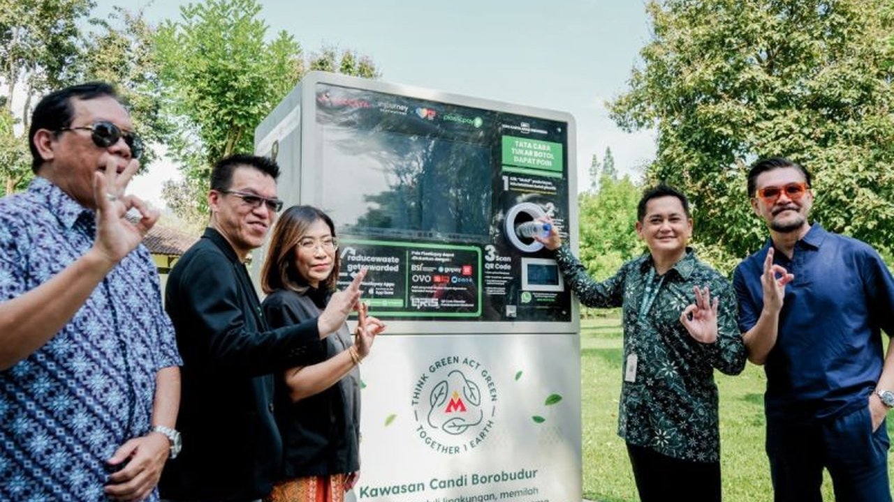 Candi Borobudur berinovasi dengan memasang Reverse Vending Machine (RVM) untuk mendaur ulang sampah botol plastik, mengajak wisatawan turut serta menjaga kelestarian lingkungan.