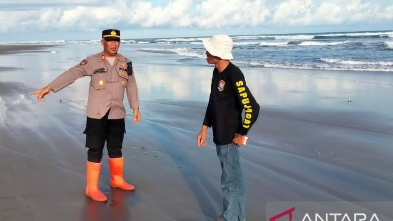 Petugas gabungan di Cianjur terus berupaya menemukan nelayan bernama Diki yang hilang tenggelam di Pantai Cikakap setelah perahunya terbalik diterjang gelombang; satu nelayan lainnya berhasil diselamatkan.