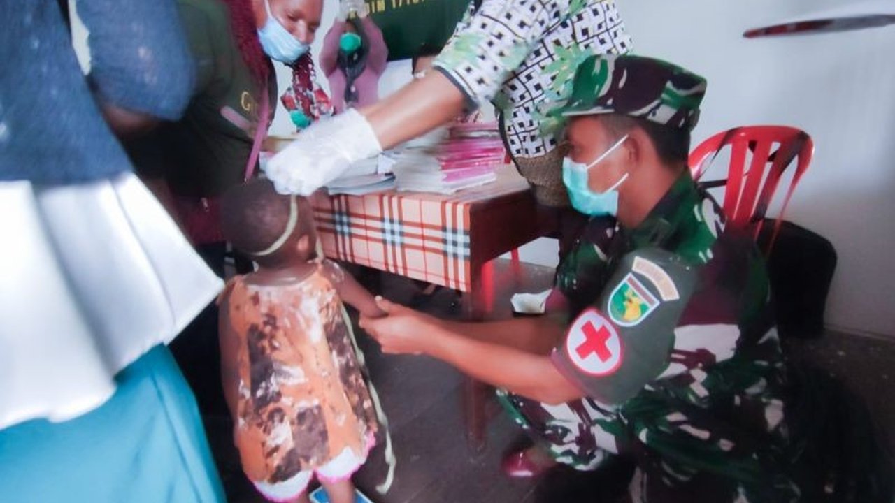 Satgas TMMD Kodim 1710/Mimika, Papua Tengah, memberikan makanan tambahan bergizi berupa bubur kacang hijau dan telur rebus kepada anak-anak dan ibu hamil di Kampung Pigapu, Distrik Iwaka, sebagai bagian dari program non fisik TMMD.