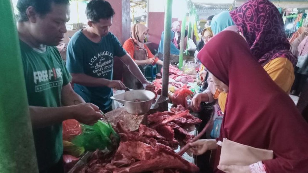 Pemerintah Kota Mataram menyiapkan stok daging beku untuk mengantisipasi lonjakan harga daging segar menjelang Idul Adha 2025, seiring meningkatnya permintaan dan harga daging sapi segar yang mencapai Rp140.000 per kilogram.