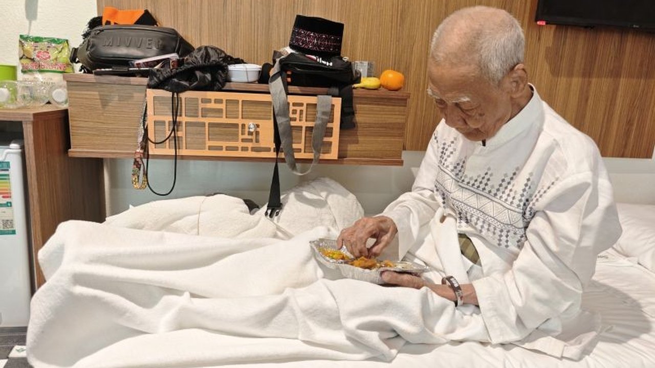 Petugas PPIH meminta jamaah haji Indonesia untuk memperhatikan batas waktu konsumsi makanan yang disediakan agar terhindar dari risiko makanan basi dan menjaga kesehatan selama ibadah haji.