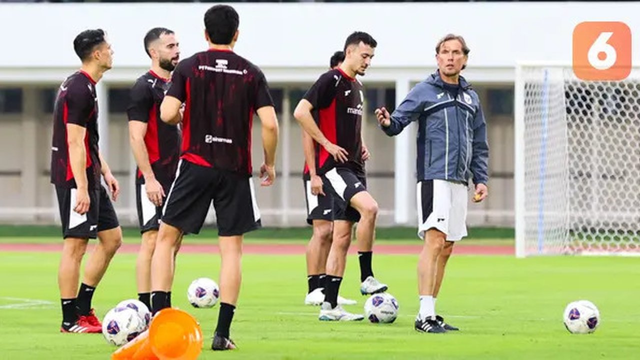 Alex Pastoor (paling kanan) tengah memeberikan instruksi saat sesi latihan Timnas Indonesia di Stadion Madya, Gelora Bung Karno, Jakarta, Sabtu (22/3/2025).
