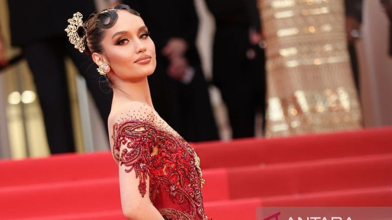 Cinta Laura memukau dunia dengan balutan kebaya rancangan Intan Avantie di karpet merah Festival Film Cannes 2025,  menunjukkan kekuatan dan keanggunan perempuan Indonesia.