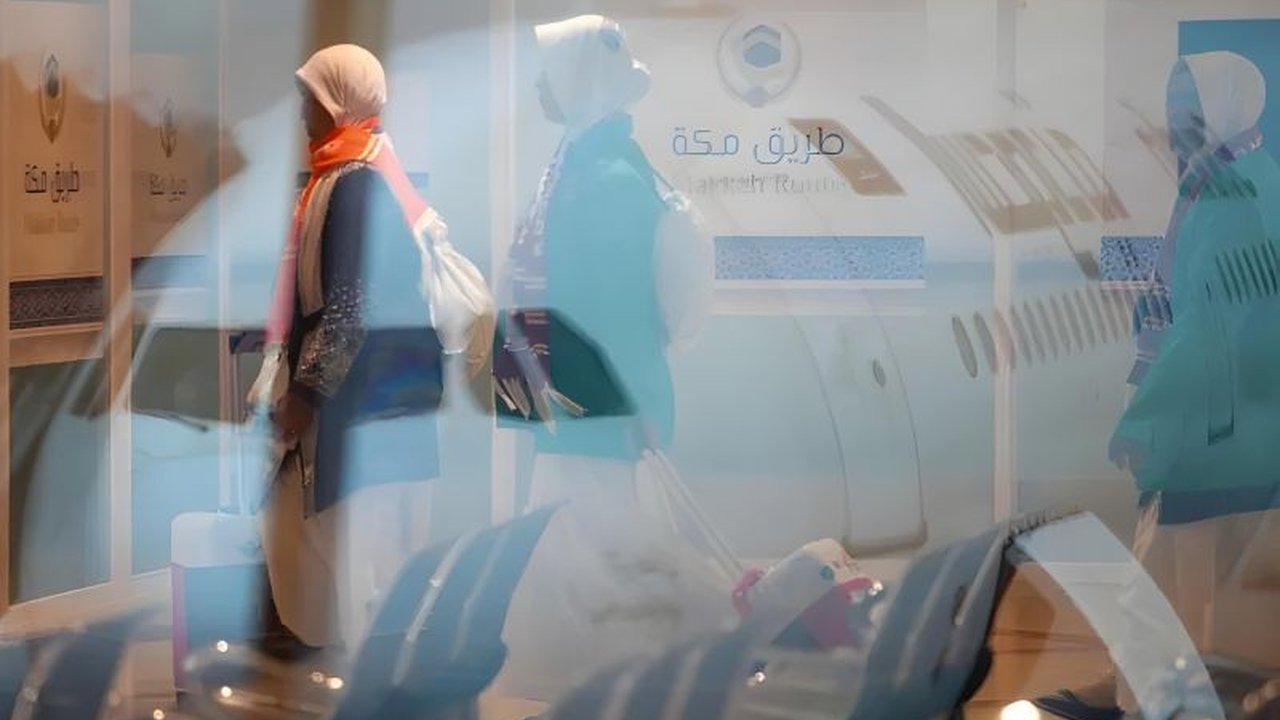 PPIH Embarkasi Surabaya telah memberangkatkan 18.975 calon haji dalam 50 kloter pada gelombang pertama menuju Tanah Suci, dengan perbedaan prosedur antara gelombang pertama dan kedua.